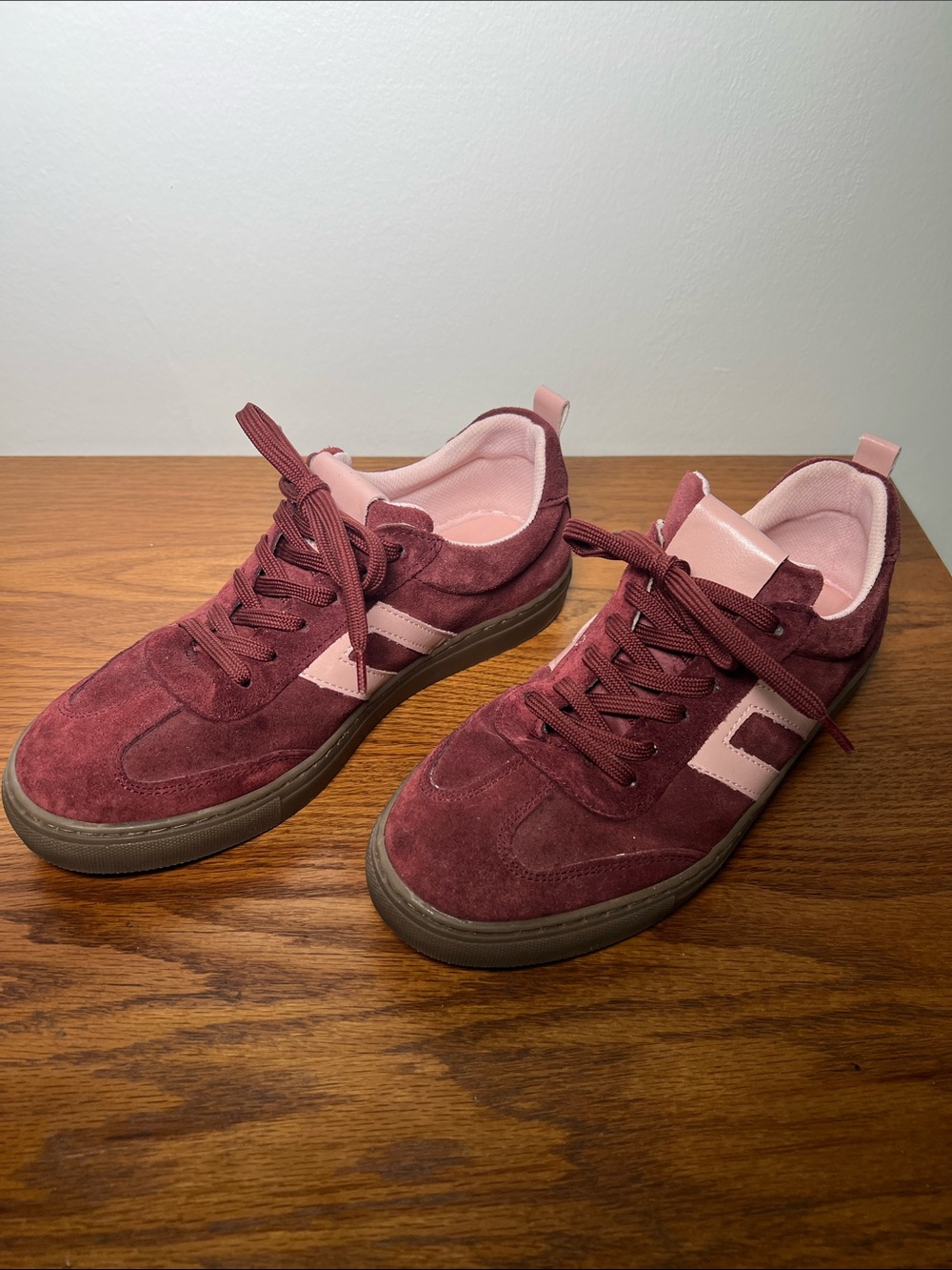 Cruz’s Women's Burgundy & Pink Suede Sneakers
